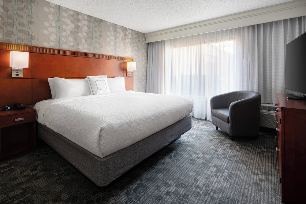 1 Bedroom, Suite, King Bed, Courtyard View, Sofa, Accessible