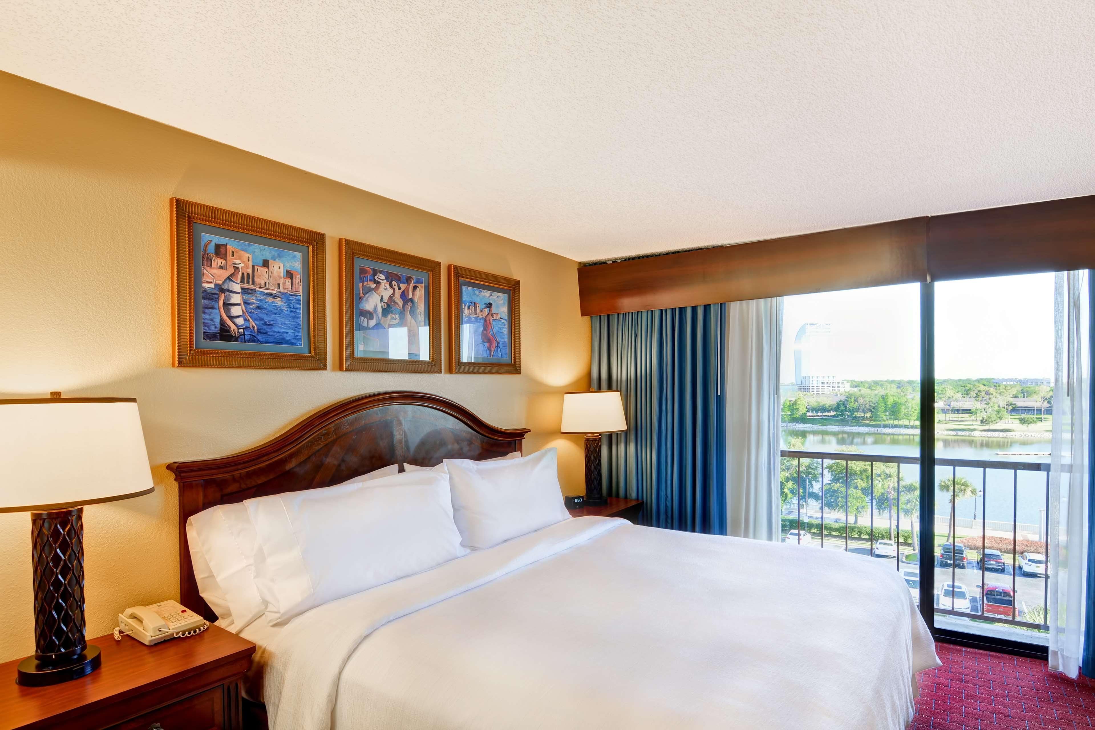 Atrium, Suite, King Bed, Lake View