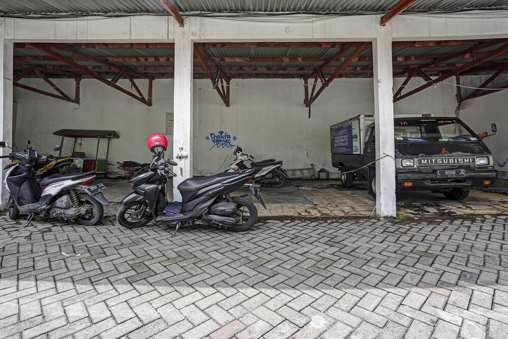 RedDoorz Plus near Galaxy Mall 24/39