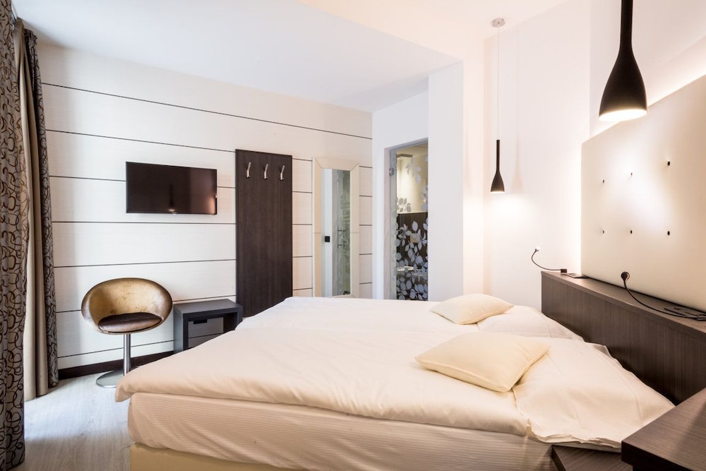 HOTEL PACE 25/65