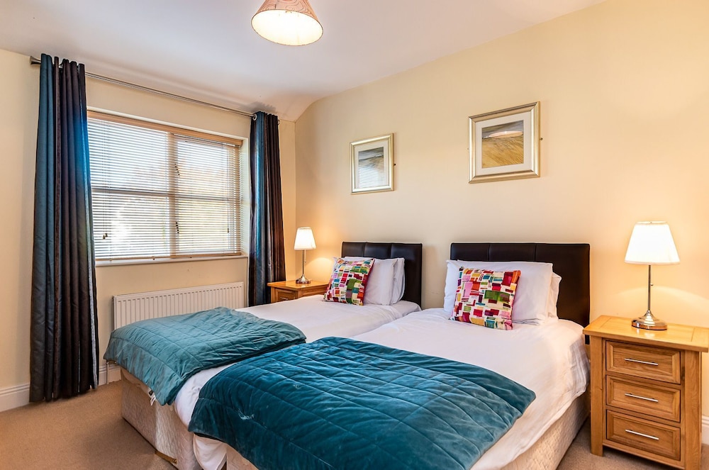 Foley's Guesthouse Hotel 12/43