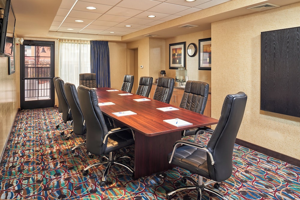 Holiday Inn Express Hotel and Suites El Paso Airport Area 60/64