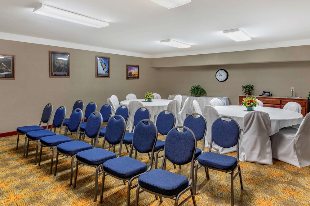Comfort Suites Visalia - Convention Center 35/41