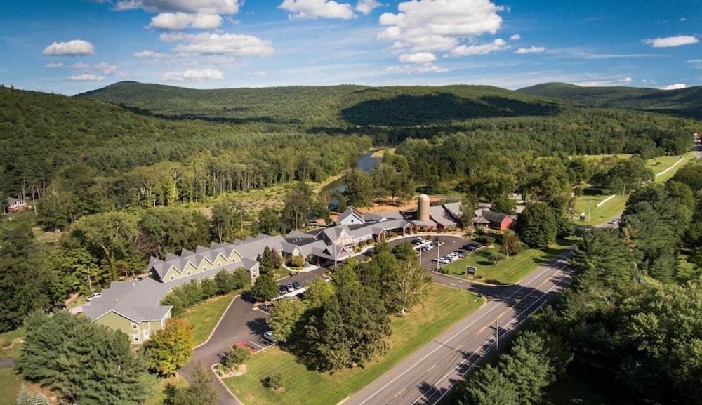 Emerson Resort & Spa 40/44