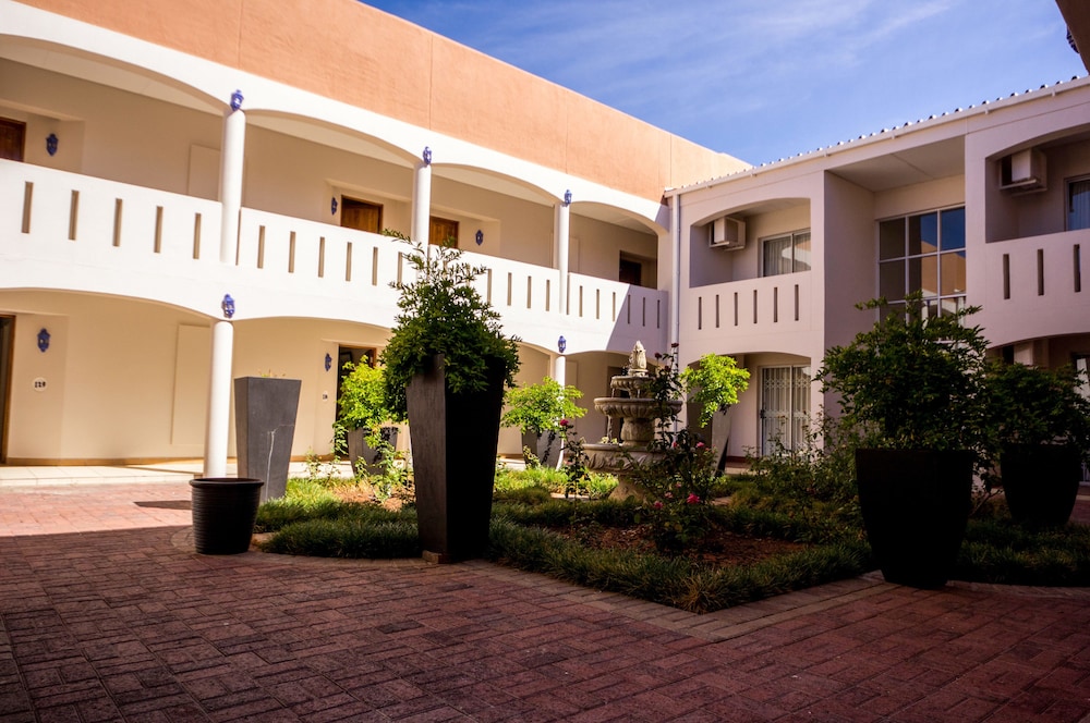 Desert Palace Hotel 25/28