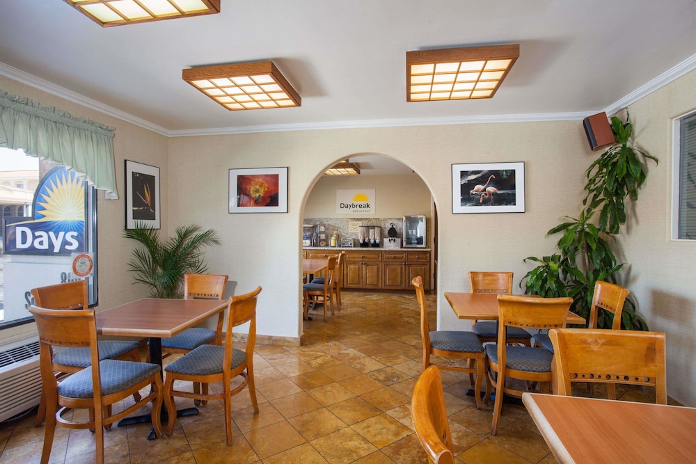 Days Inn by Wyndham Anaheim Near The Park 37/45