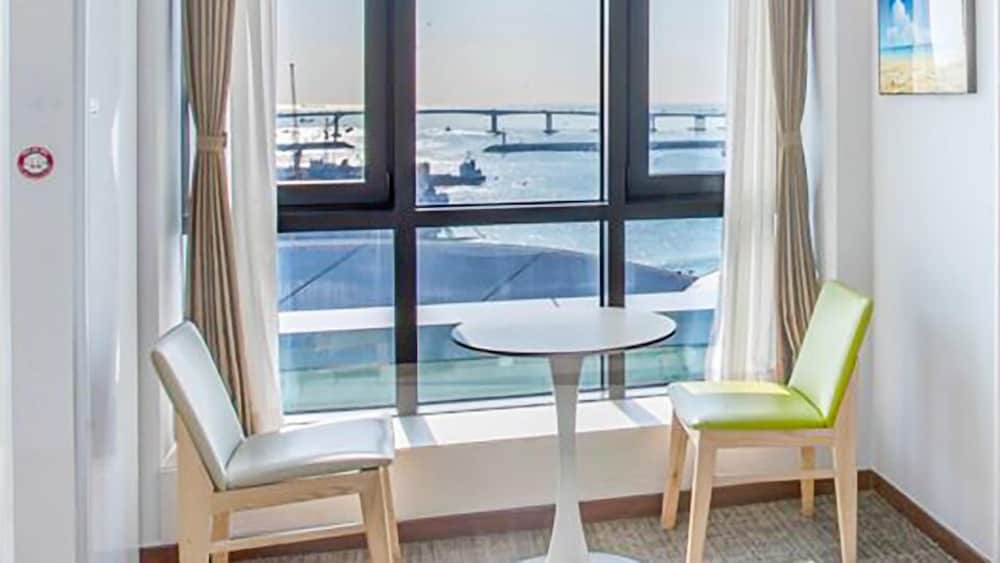 Griffin Bay Hotel 30/50