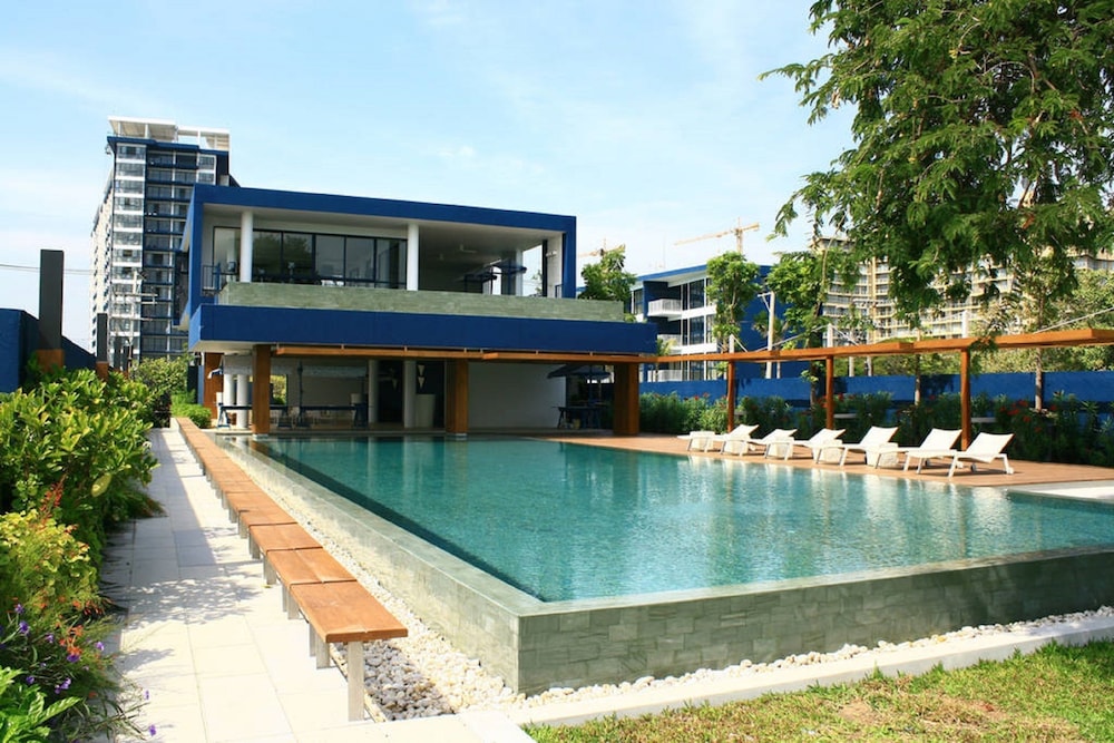 Baan Thew Talay Blue Sapphire 17/50