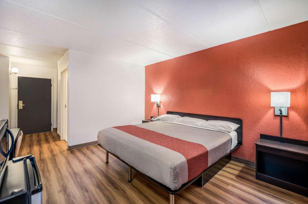1 King Bed - Mob Acc Ri Shwr Ste Nsmk Micfridg، Motel6 Henderson, TX 3/4