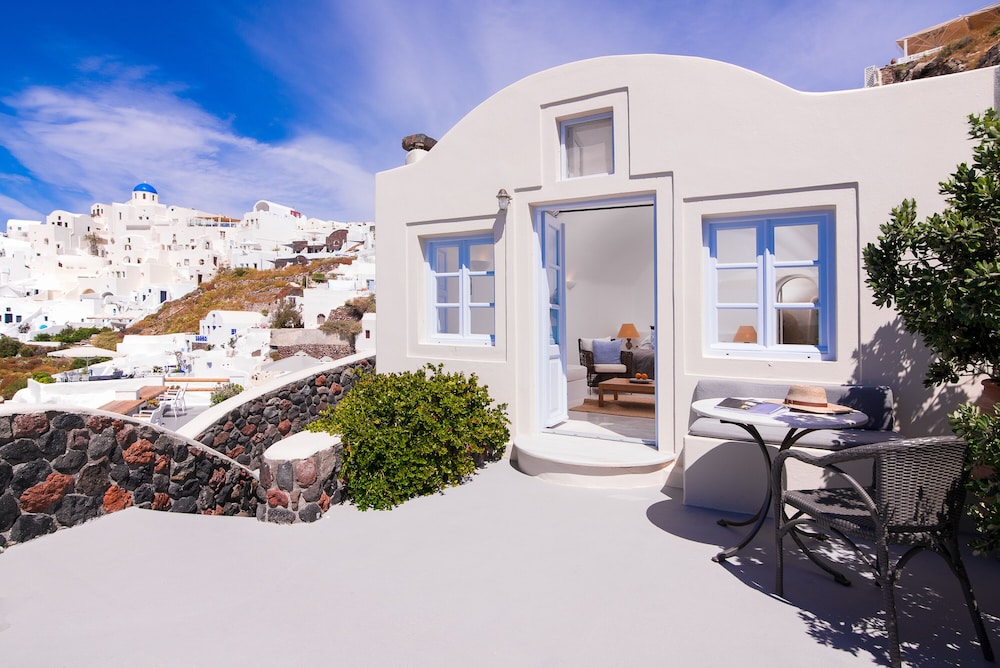 Pezoules of Oia 3/59