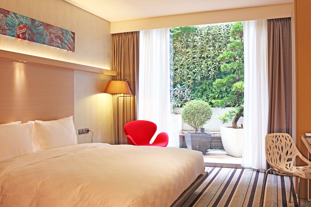 Sparkle Hotel 10/48