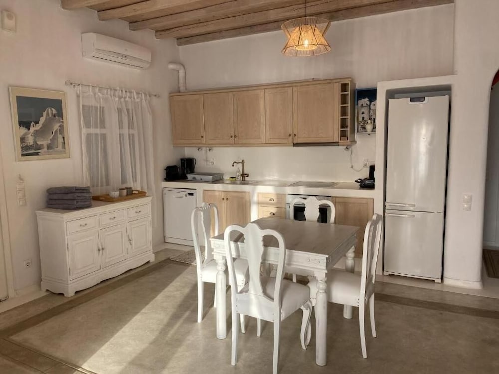 WHITE ROCK SUITES & VILLAS 30/50