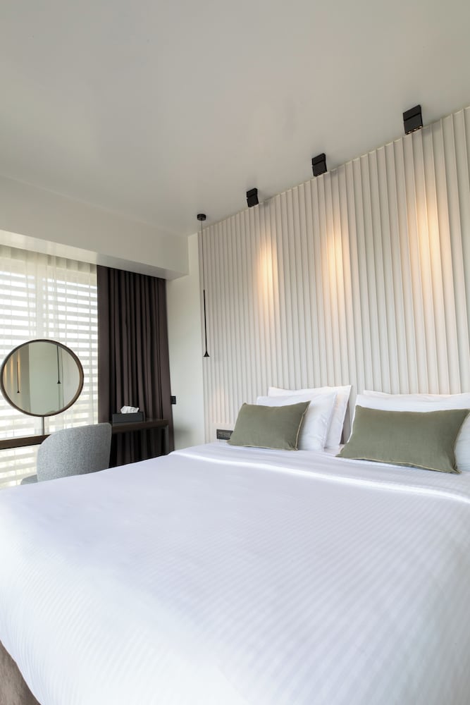 SUPERIOR, SUITE, QUEEN BED, SOFA