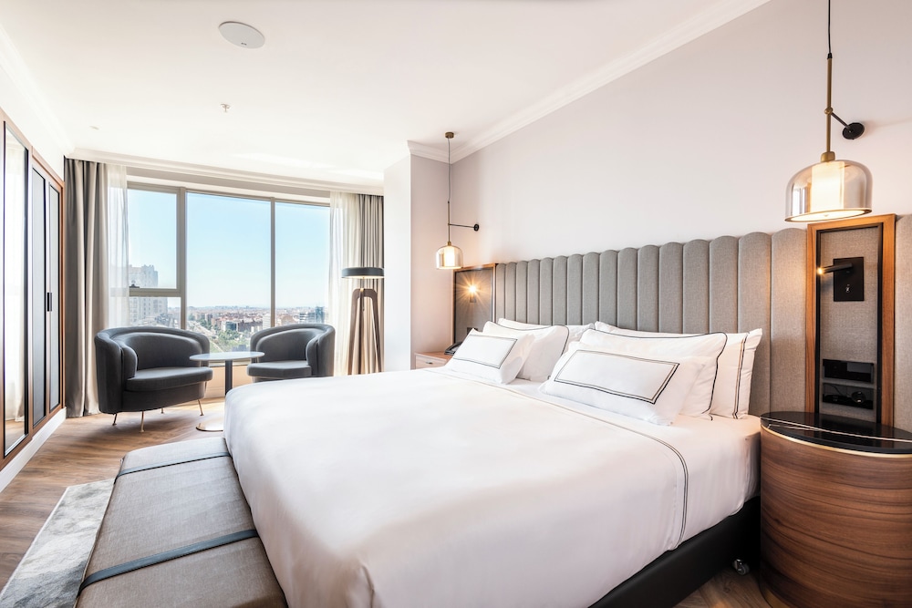 Connecting, the Level, Family Suite, King and Twin Beds, Sofa