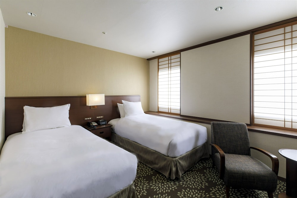Holiday Inn ANA Kanazawa Sky 30/80