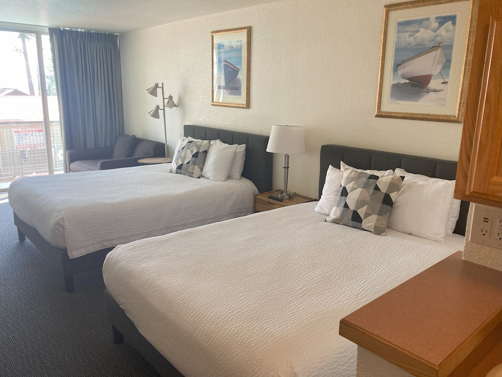 Signature, 2 Queen Beds, Partial Lake View