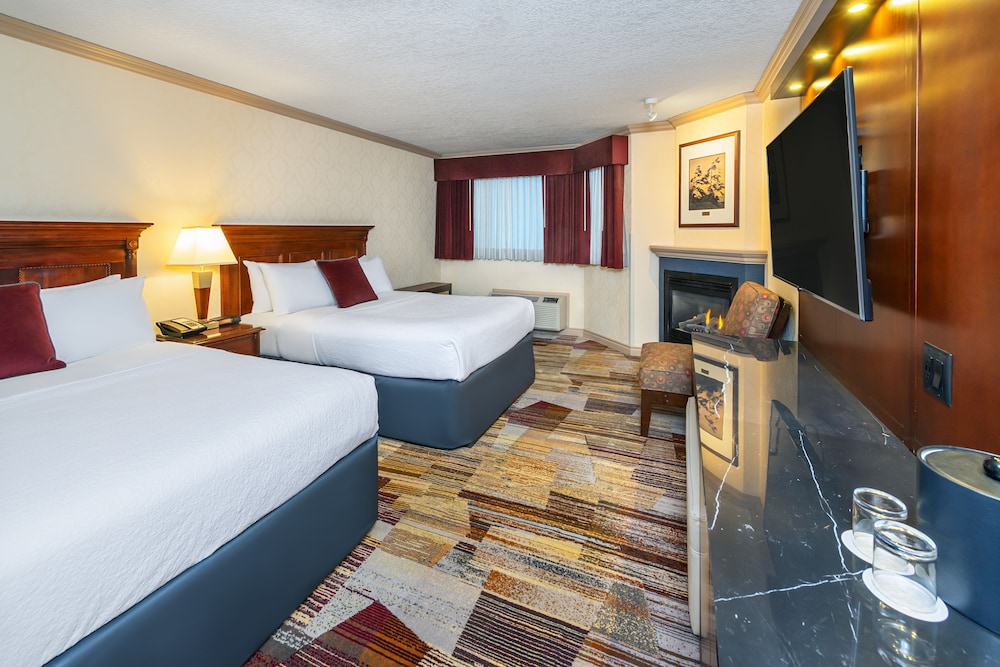 PREMIER W/ FIREPLACE (KING OR 2 QUEENS)
