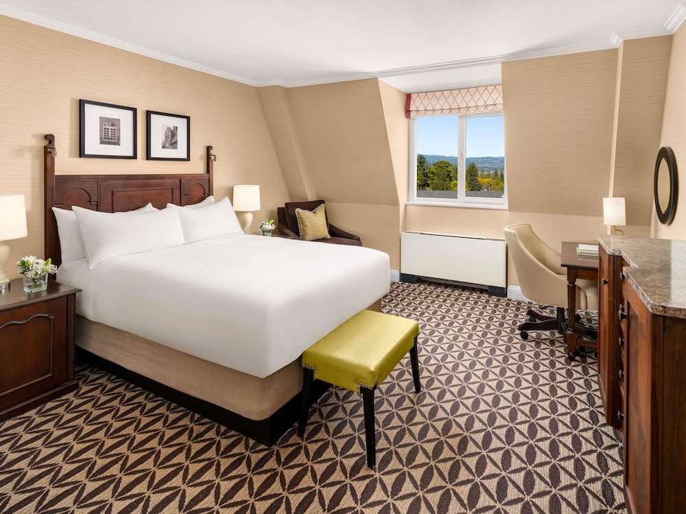 Fairmont, Queen Bed