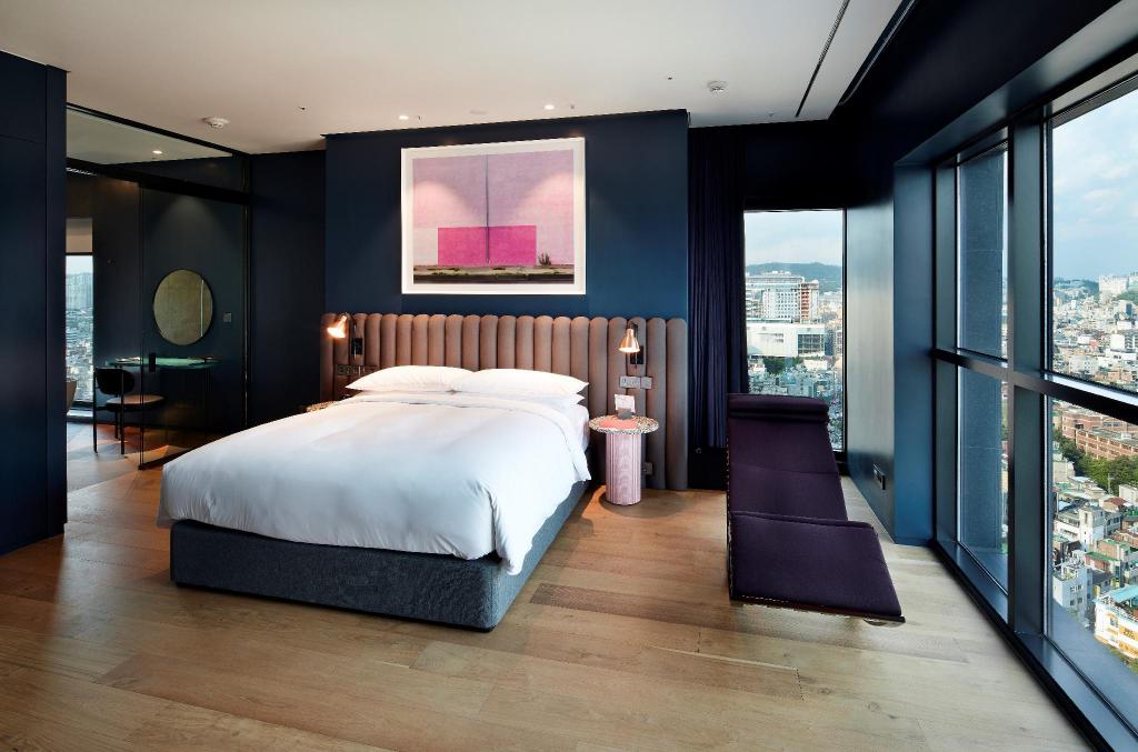 1 Bedroom, Executive, Penthouse Suite, Suite, King Bed, City View, Jetted Tub, Top Floor