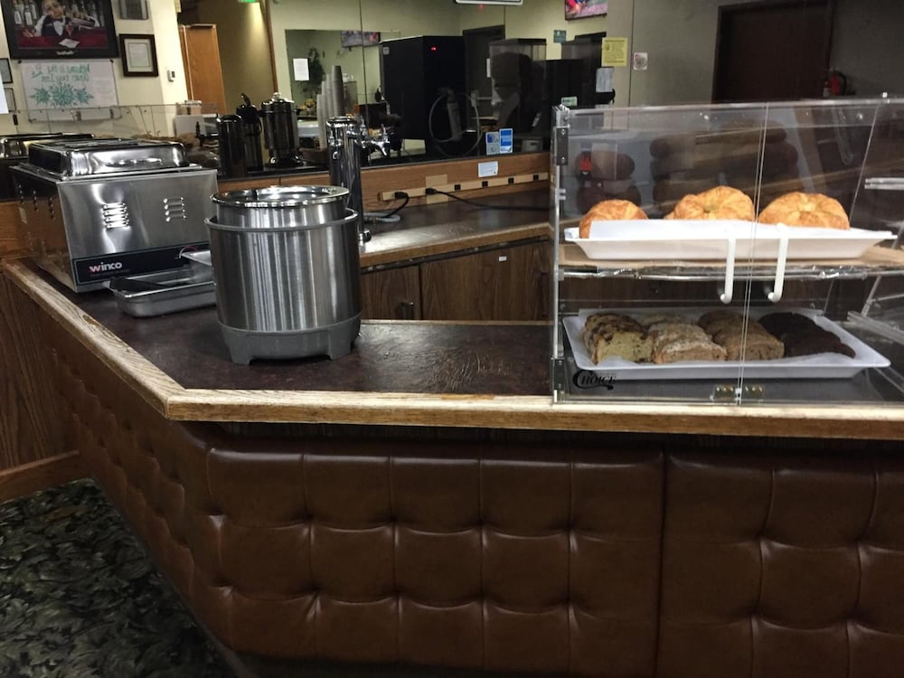 Oyster Bay Inn & Suites 49/70