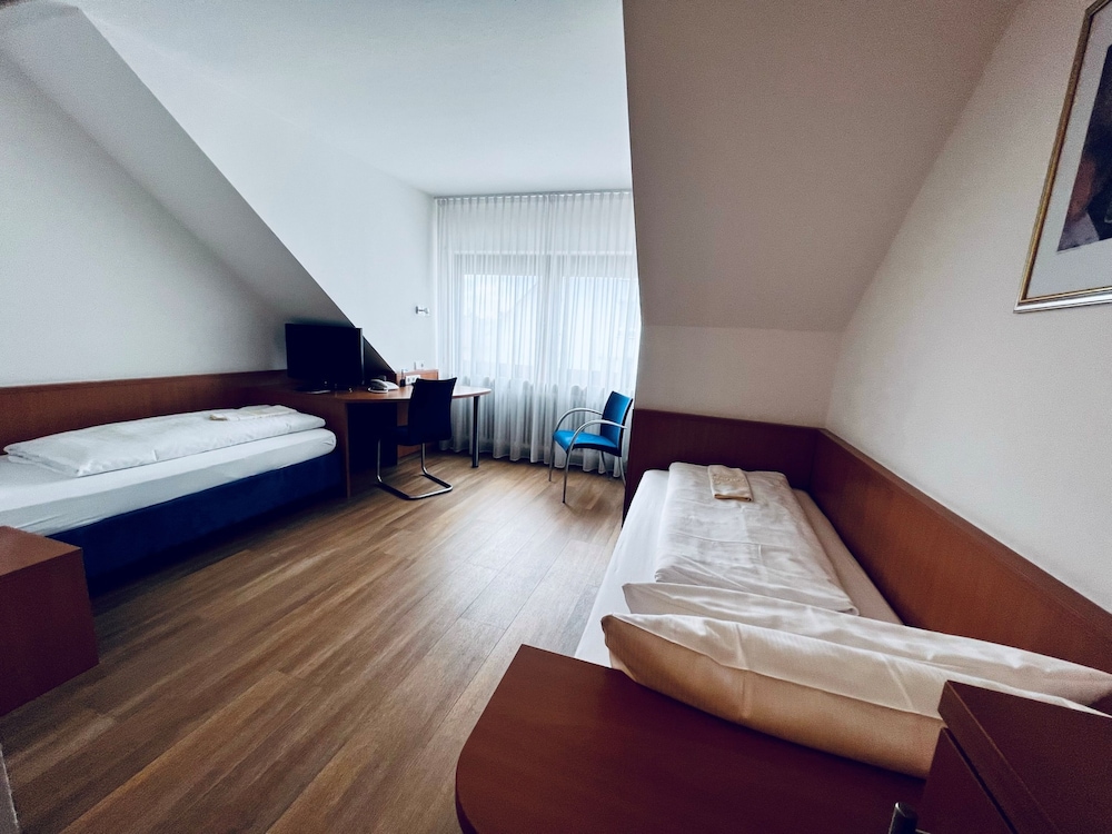 Hotel & Restaurant Goldener Pflug 26/77