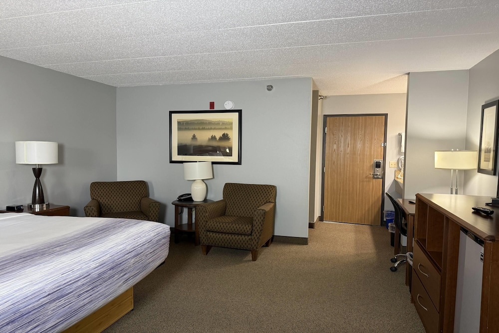 غرفة بسرير كوين لذوي الإعاقة، AmericInn by Wyndham Sioux Falls 3/3