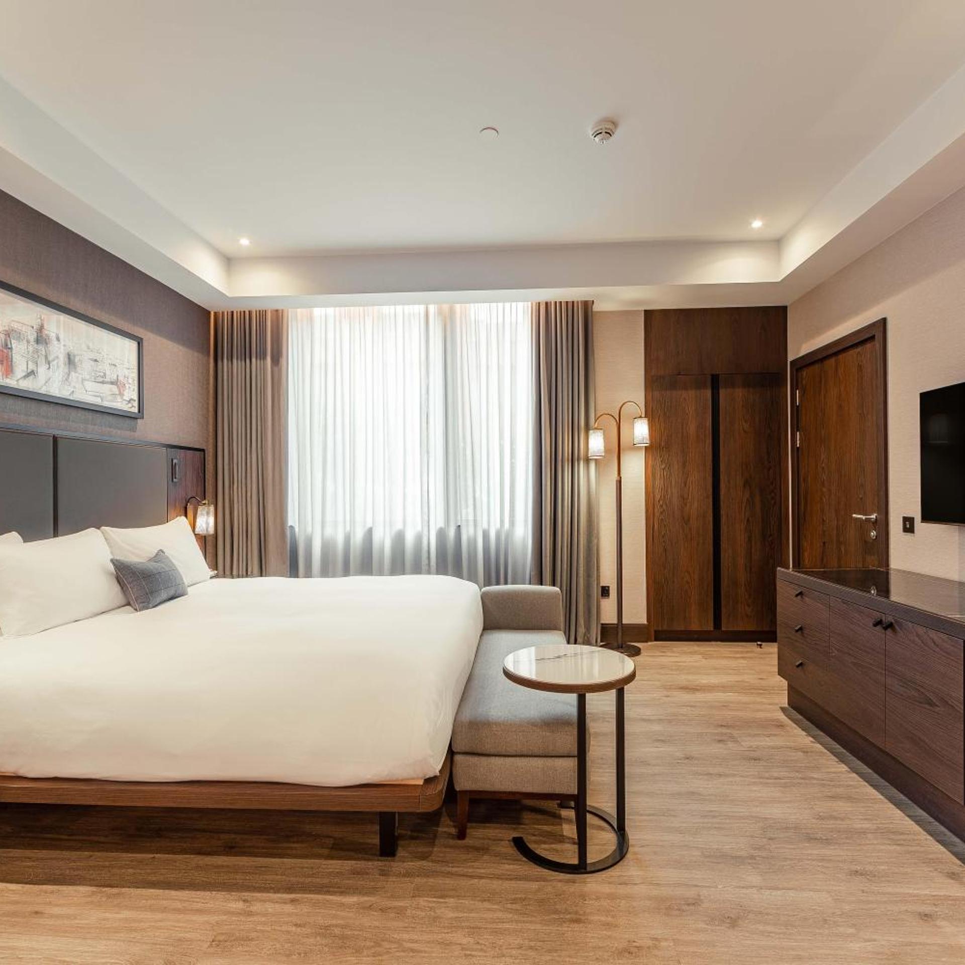 HICKS, STUDIO, KING BED, ACCESSIBLE