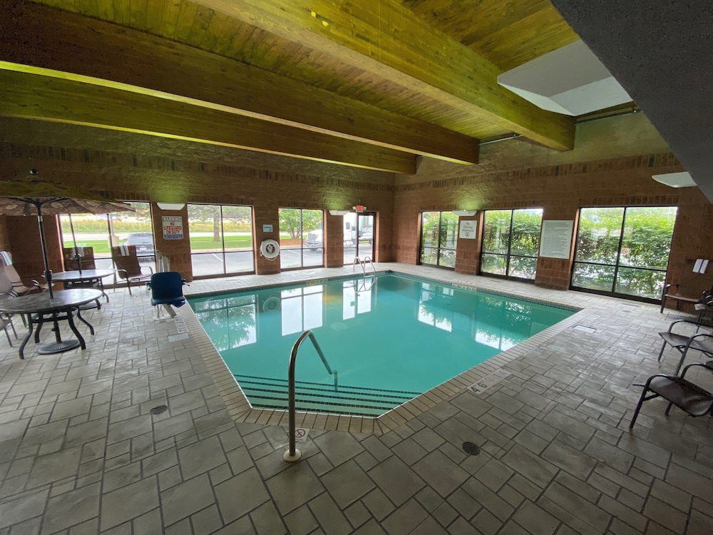 Holiday Inn Express Hotel &amp; Suites BLOOMINGTON WEST 1/52