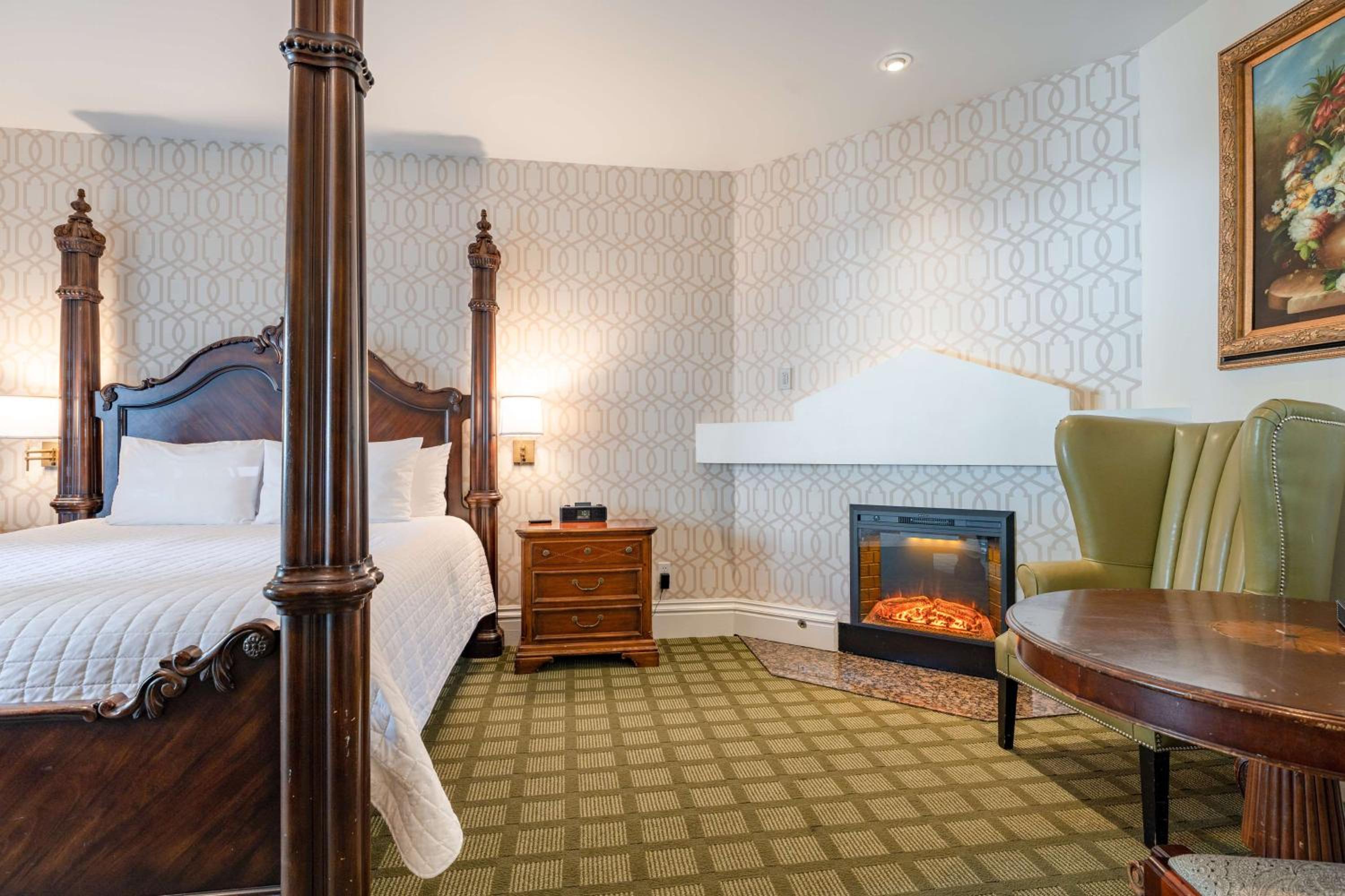 Room, King Bed, Jetted Tub, Patio, The Bergson, BW Signature Collection 3/4