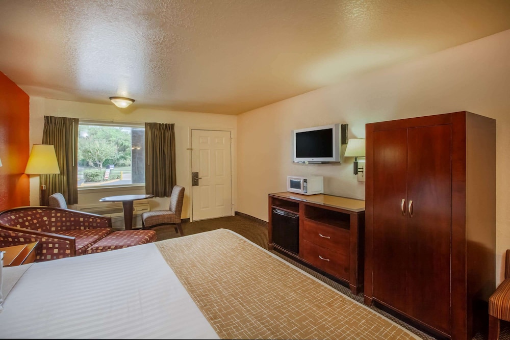 ROOM, KING BED