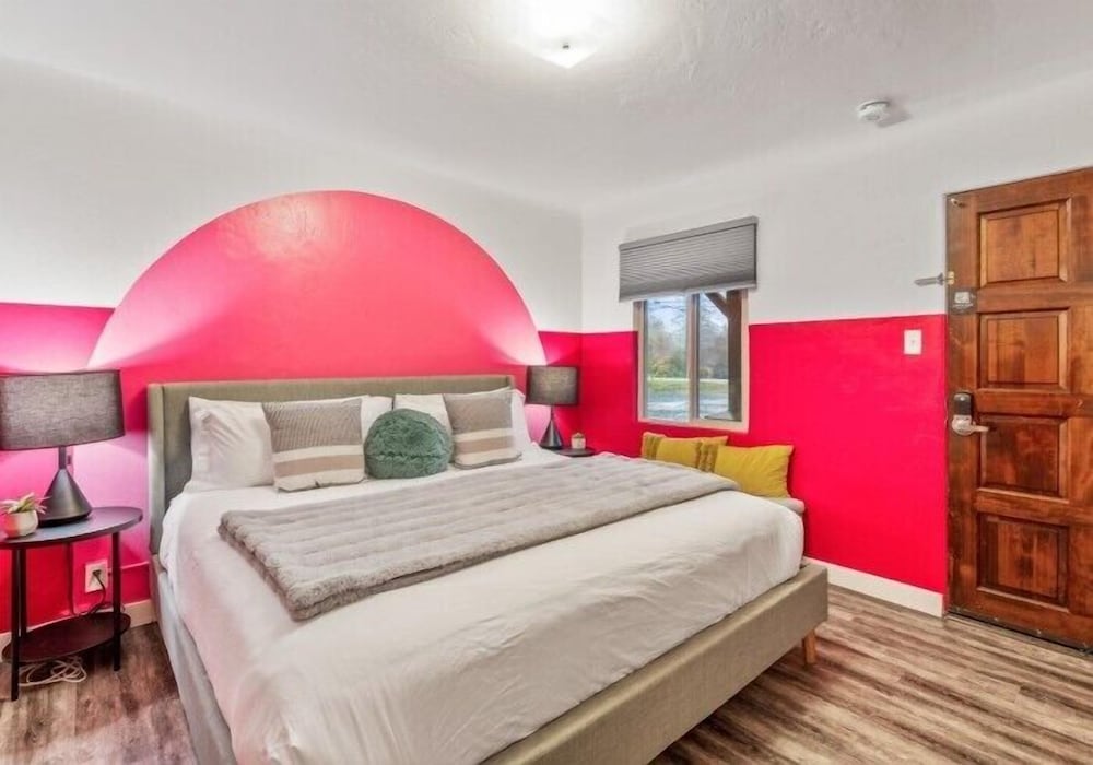 Petite, King Bed