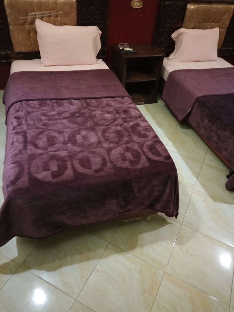 غرفة بسرير مزدوج بحمام خاص، Arabian Nights Hotel 2/3