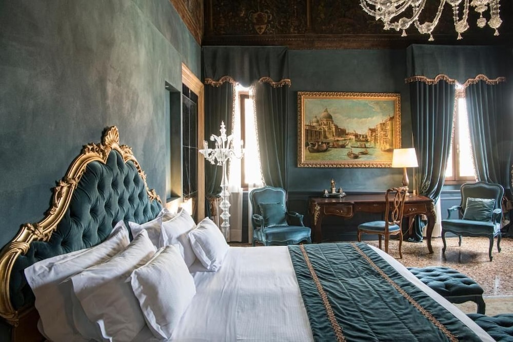 LUXURY, SUITE