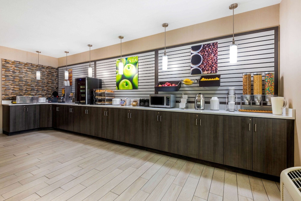 La Quinta Inn & Suites by Wyndham Batavia 7/41