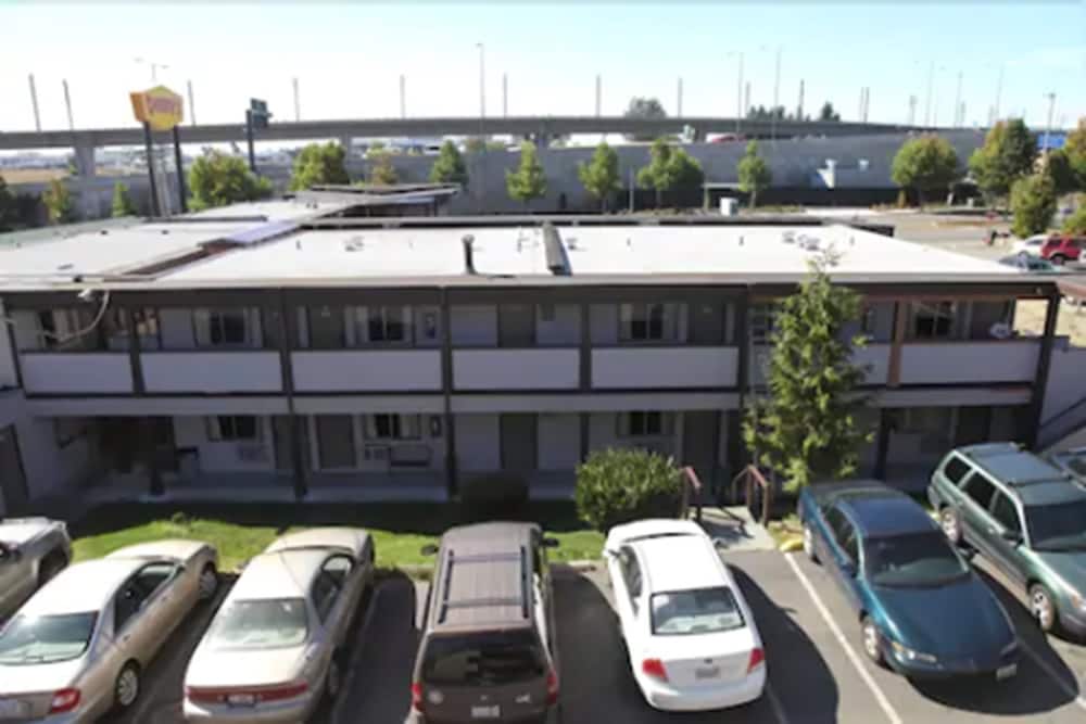 Seatac Inn and Airport Parking 4/44