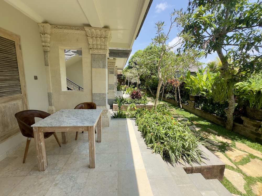 Honeymoon Guesthouse 63/75