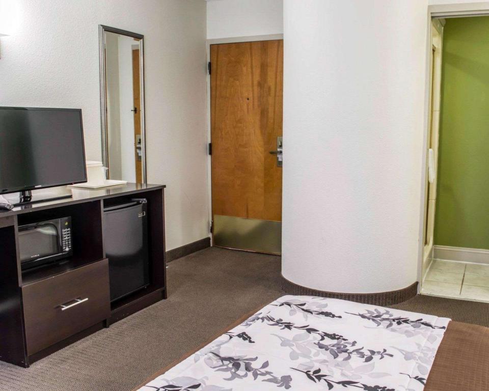 ROOM, QUEEN BED