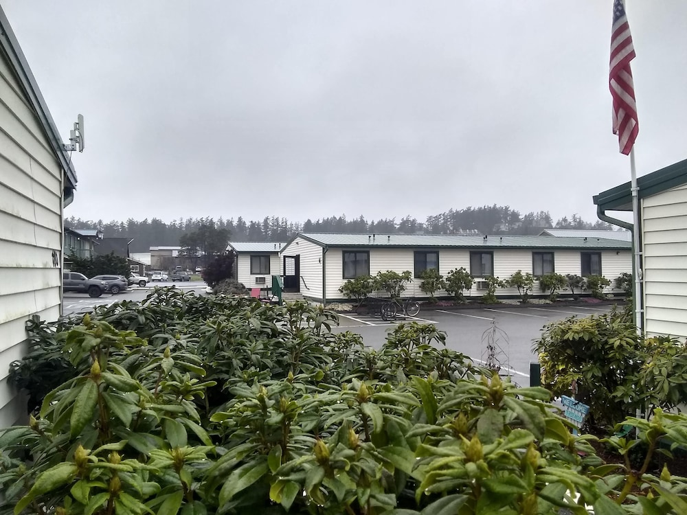 The Orca Inn 65/71