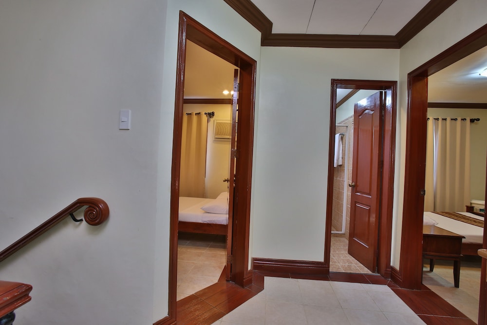 Crown Regency Suites Mactan 43/74