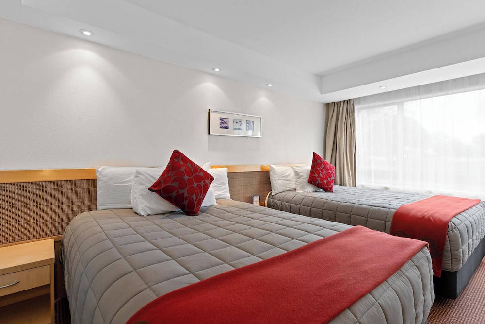SUPERIOR, QUEEN BED