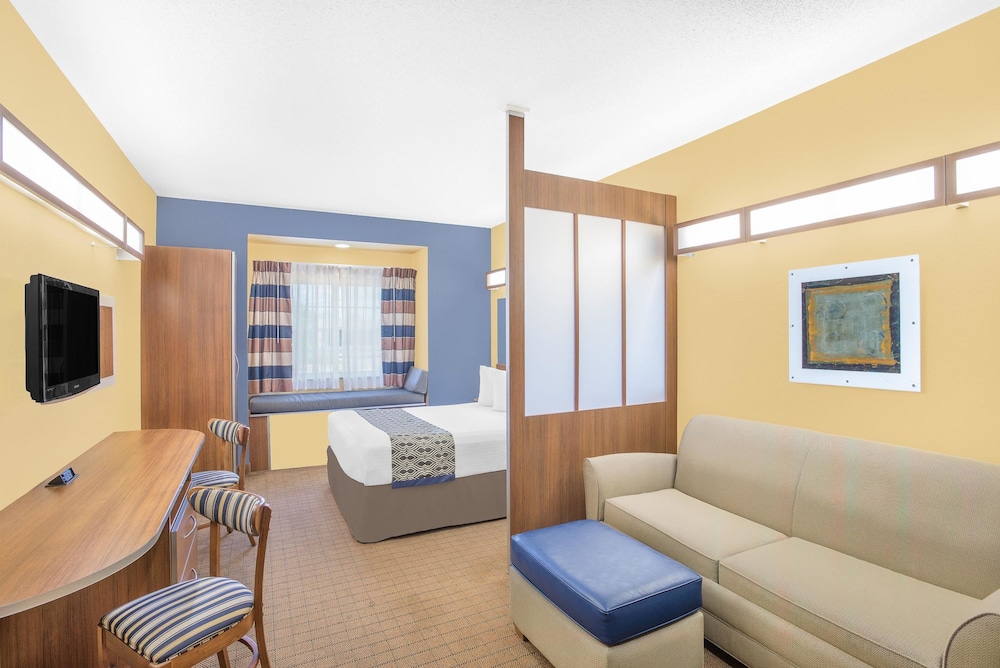 Microtel Inn & Suites By Wyndham Chili /Rochester Airport 13/19