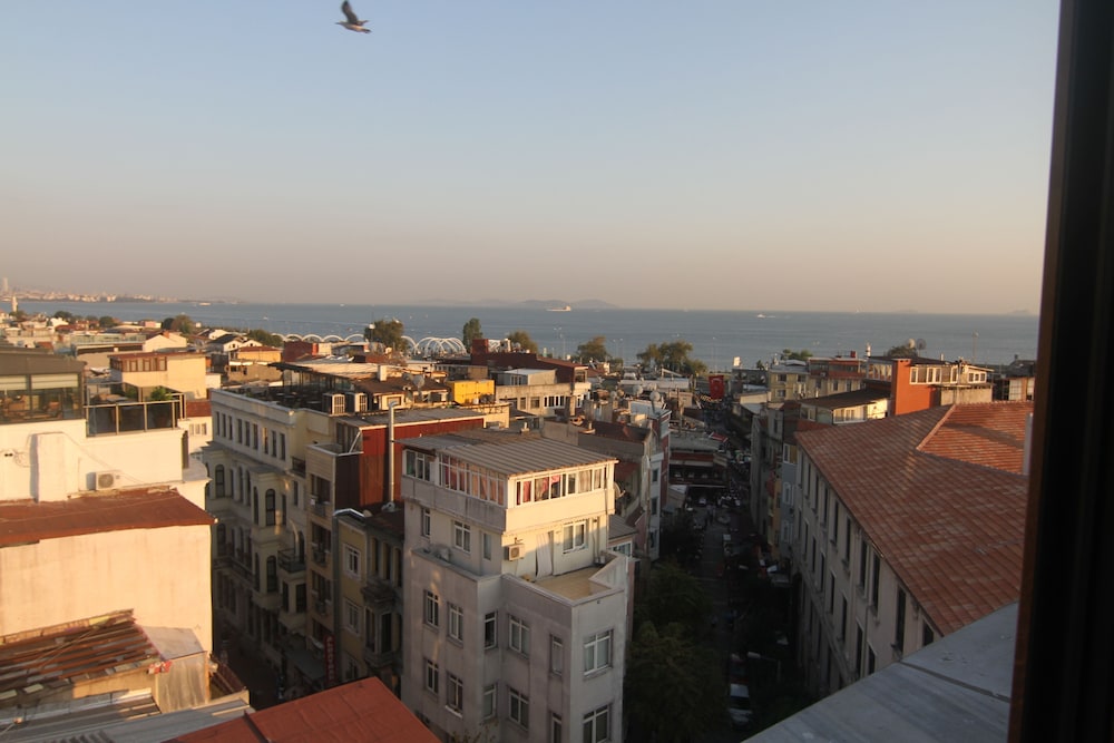 Grand Liza Hotel 44/49