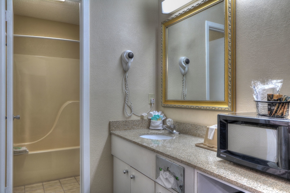 Crossroads Inn & Suites 20/68