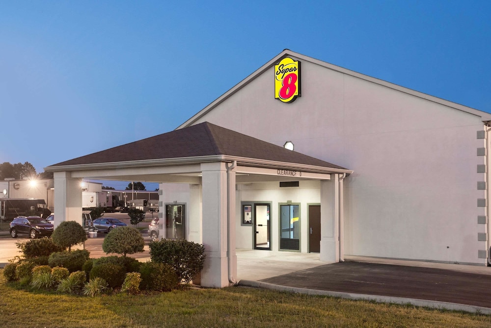 Super 8 by Wyndham Booneville 1/11