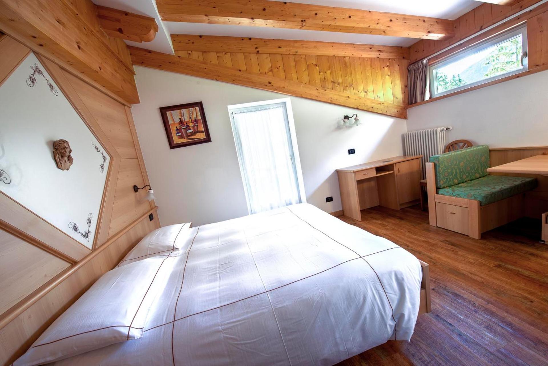 Room, Double or Twin Bed, Mountain View