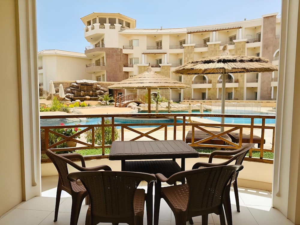 Royal Beach Serviced Apartments 72/75