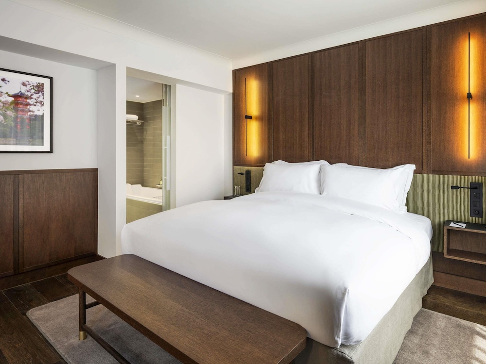 Suite, King Bed, Garden and City View