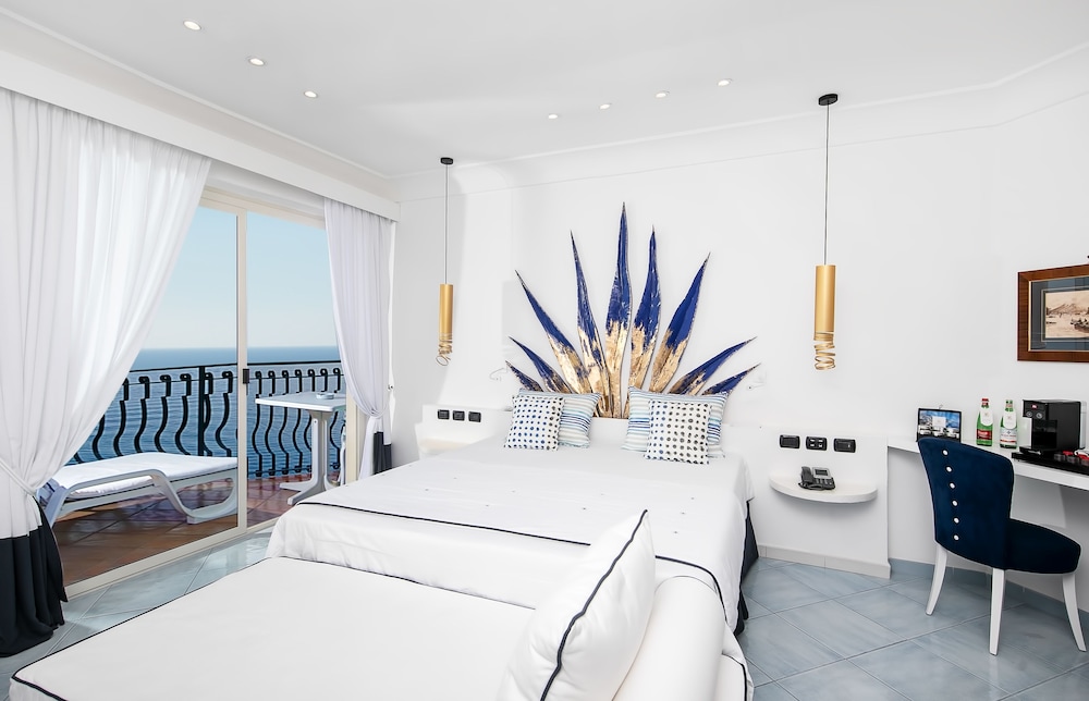 DELUXE, MULTIPLE BEDS, SEA VIEW, TERRACE
