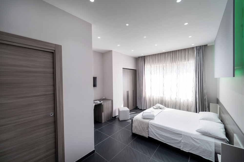 Queen Bed, Square Building
