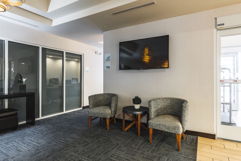 Holiday Inn Express & Suites New Martinsville 46/73